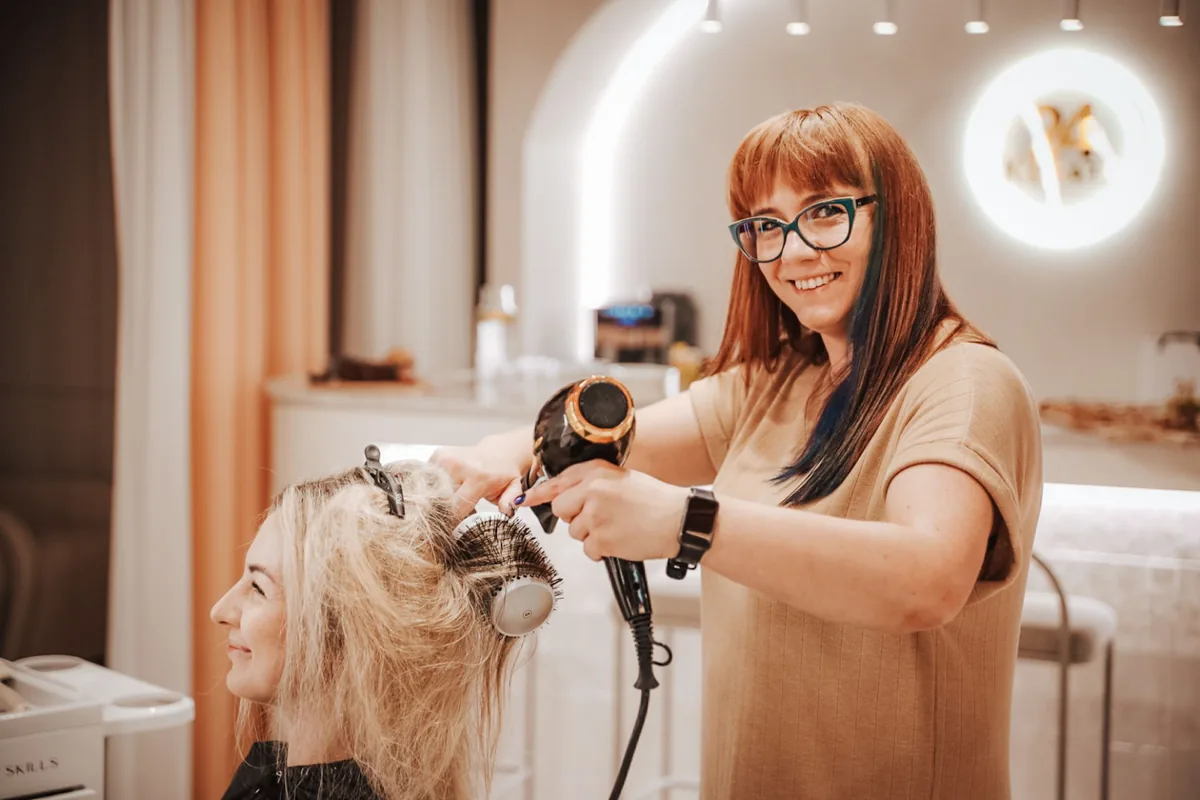 Praktyka na modelce podczas szkolenia w Akademii Beauty Skills
