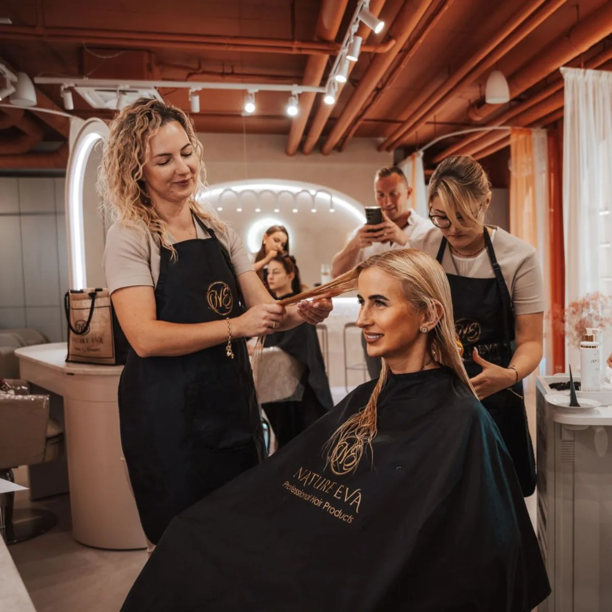 Uczestnicy wydarzenia szkoleniowego w Akademii Beauty Skills